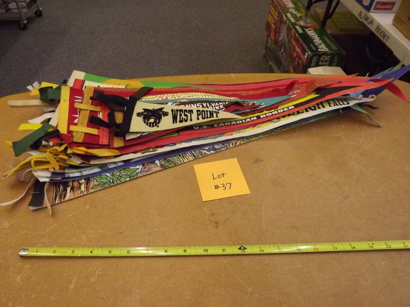 SOUVENIER PENNANTS: 22 SOUVENIER PENNANTS ASSTD SIZES INC DISNEY, STAR WARS, WASHINGTON