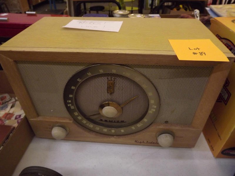 ZENITH RADIO: ZENITH WOOD CASED RADIO - WORKS