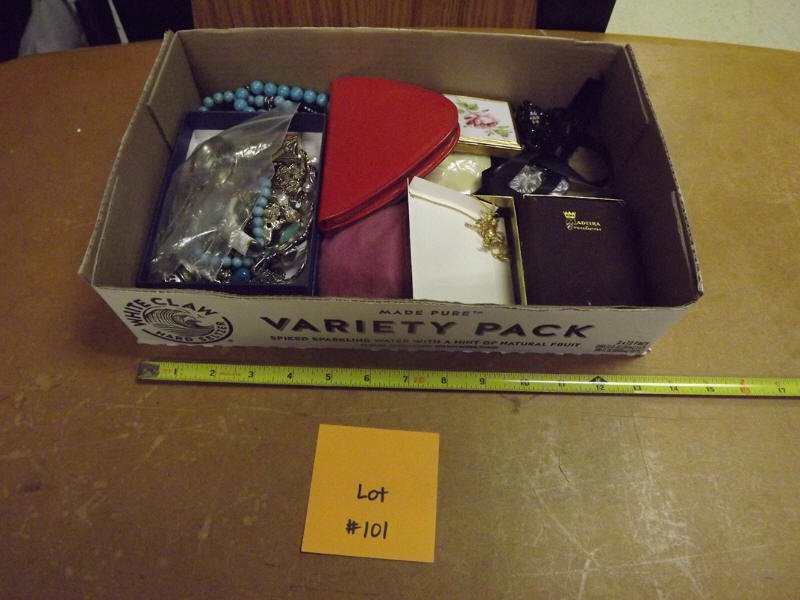 COSTUME JEWELRY AND COMPACTS: BOX OF COSTUME JEWELRY AND COMPACTS