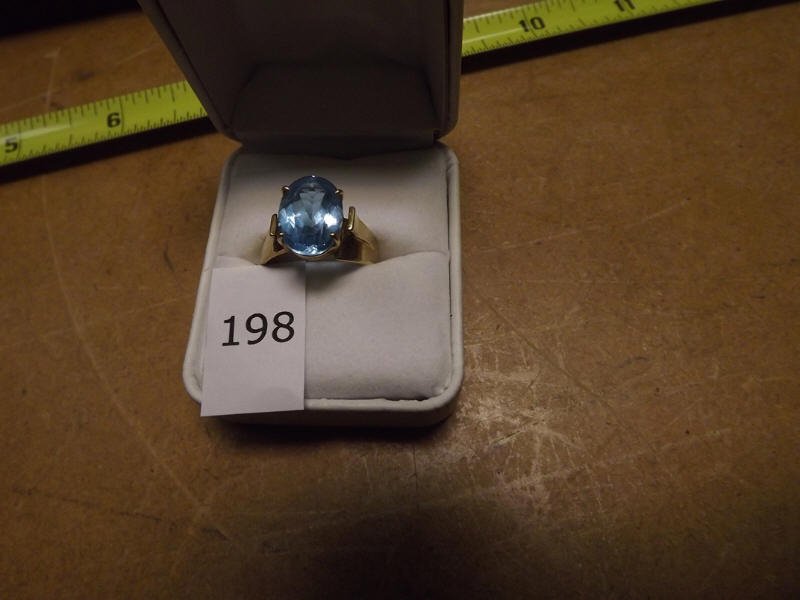 10K GOLD BLUE TOPAZ RING: 10K GOLD BLUE TOPAZ RING SIZE 8 1/2