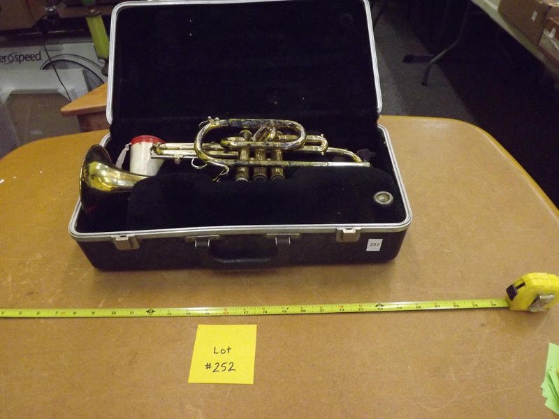 BUNDY TRUMPET: BUNDY TRUMPET IN CASE - VERY ROUGH WORN CONDITION PLEASE SEE PICTURES