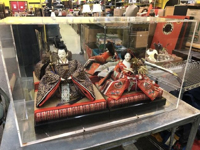 ORIENTAL DOLLS: ORIENTAL DOLLS IN DISPLAY CASE, UNFORTUNATLY THE DOLLS TIPPED IN TRANSIT AND THE CASE IS SECURELY SEALED, IT CAN BE OPENED TO FIX BUT WILL TAKE TIME.