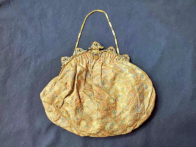 Vintage Ladies Purse Art Nouveau: Vintage Ladies Purse Art with Nouveau Frame. Frame appears to be brass, purse is a metallic fabric. 6.5 inches by 6 inches. Lining is a pink satin with 2 small pockets. No markings inside or on the fr