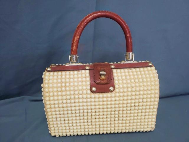 Vintage Arthur Plastic Bead Purse: Vintage Arthur Plastic Bead Purse measuring 9x6 inches. In fair condition with some missing beads and marks on others. Items are stored in our temperature controlled auction facility but may still ret