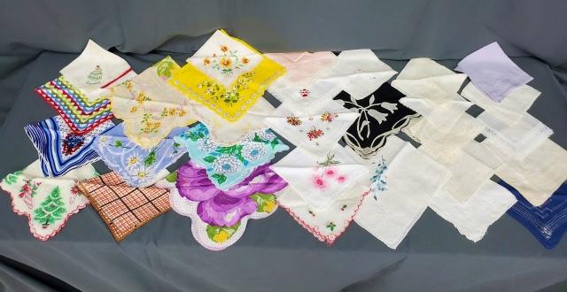 30 Vintage Handkerchiefs -Embroidery, Lace, Printed: Lot of 30 Handkerchiefs with Embroidery, Lace and Printed - includes - 10 printed - 4 Lace - 16 with embroidery or drawn work. Mostly linen some cotton in good condition. Please see the photos for imp