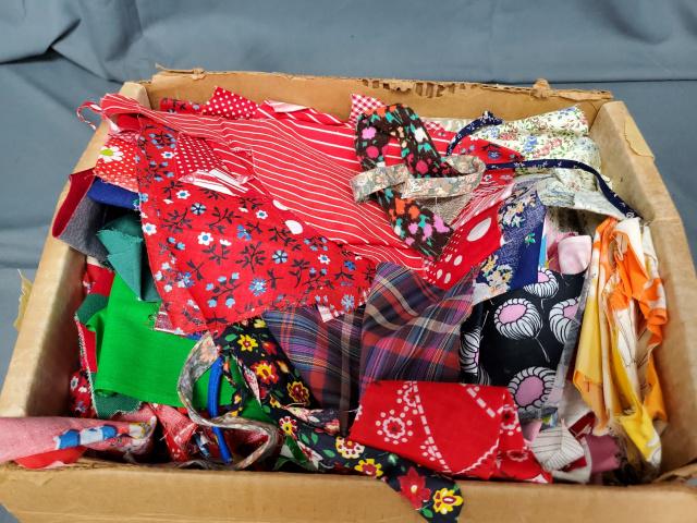 Boxlot of Vintage Textiles 9 lbs (1 of 7)
