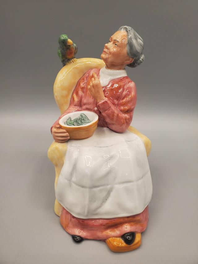 Vintage Royal Doulton Pretty Polly: Vintage Royal Doulton Pretty Polly. Measures 6.25 inches tall. Marked HN2768 Modelled by William K. Harper Limited 1983. In very good condition. We do our best to describe all items in detail and prov