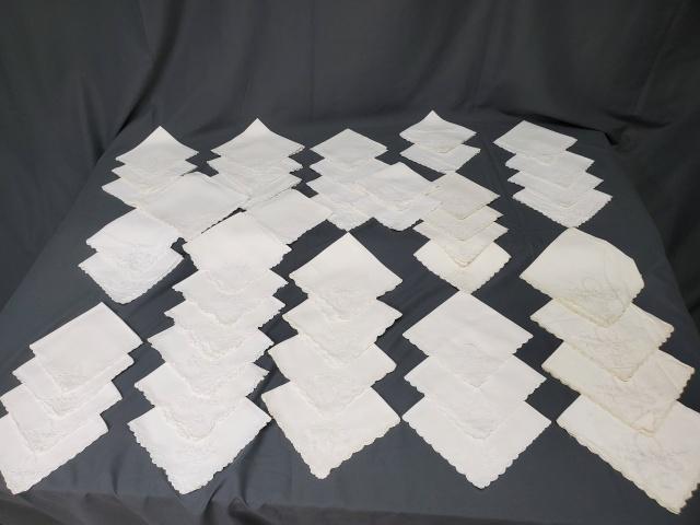 Vintage Linen Napkins with Baskets (1 of 19)