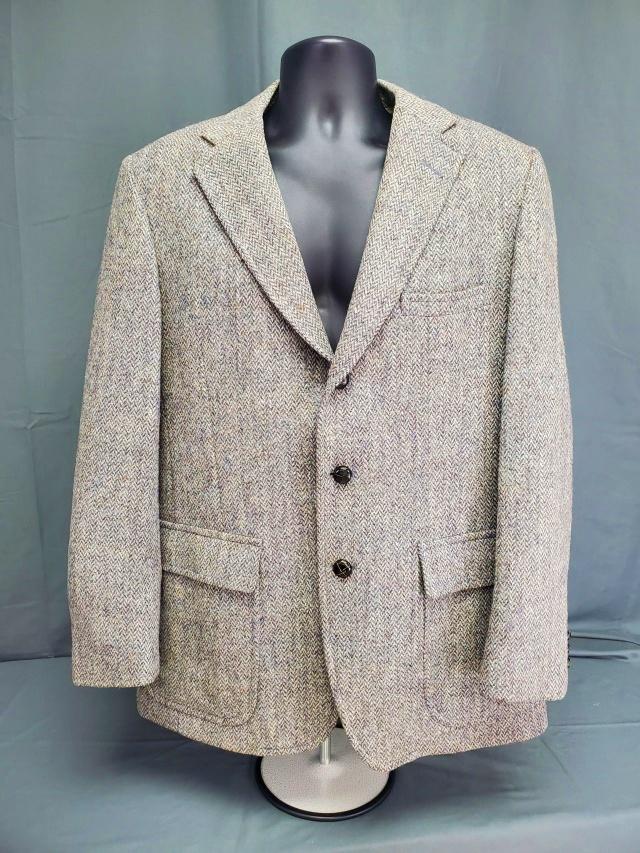 Vintage Orvis Wool Harris Tweed Sports Jacket: Vintage Orvis Wool Harris Tweed Sports Jacket, in grey, with handwoven 100% pure Scottish wool. In very good condition, there is wear to the cuff buttons. No size indicated, but measures 19 inches acr