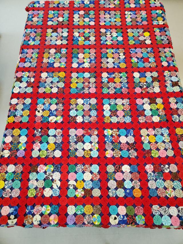 Vintage Yo Yo Quilt Spread (1 of 4)