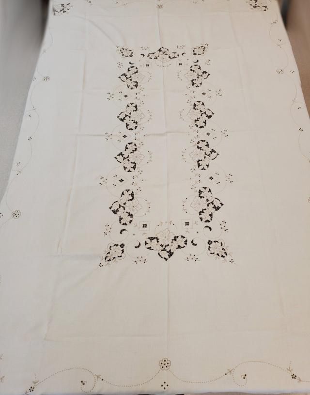 Vintage Linen Cutwork Tablecloth, 12 Napkins (1 of 10)