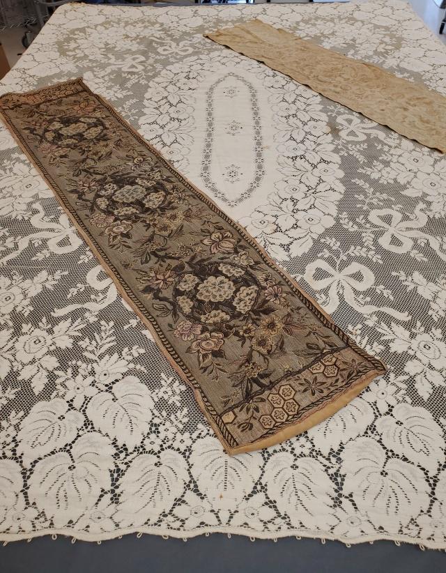 Vintage Quaker Lace with 2 Tapestry Runners (1 of 18)