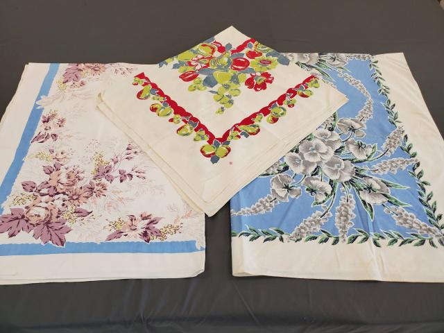 3 Vintage Printed Tablecloths - Group 1 (1 of 13)