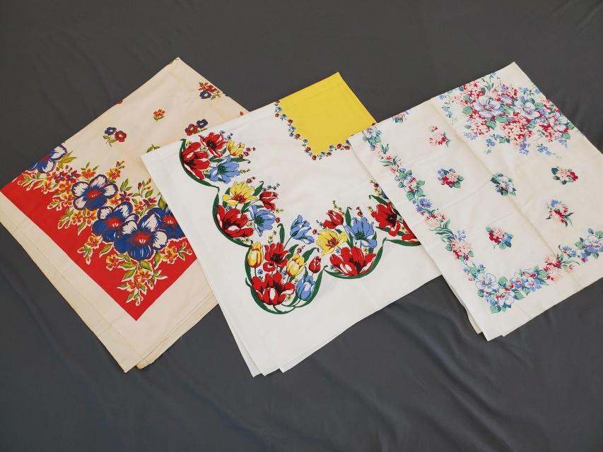 3 Vintage Printed Tablecloths - Group 5 (1 of 12)