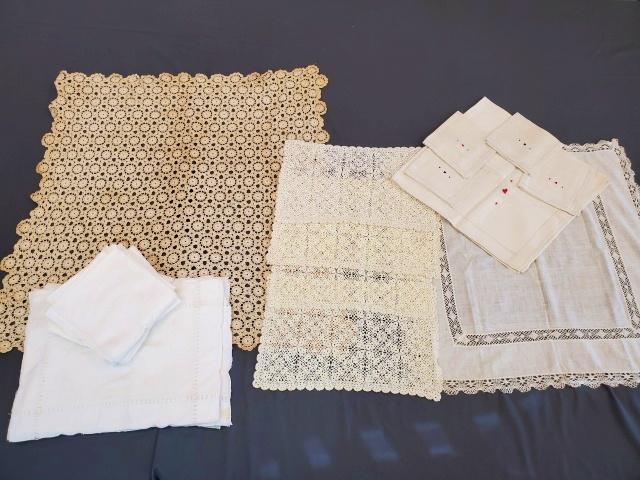 Table Linen Group with Poker or Bridge Set (1 of 17)