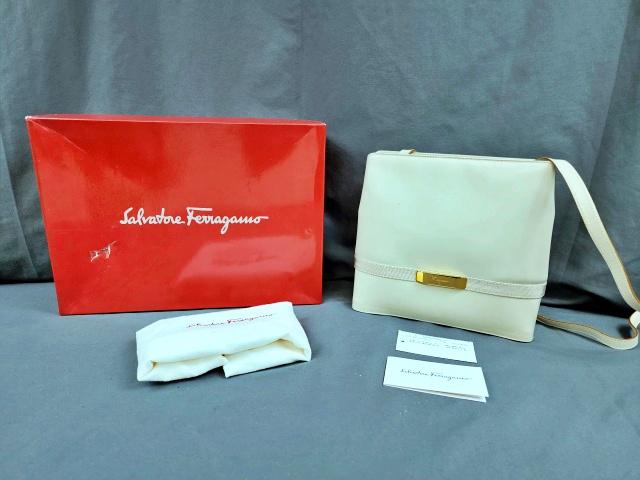 Vintage Ferragamo Handbag: Vintage Salvatore Ferragamo leather hand bag in bone, measuring 9 x 8.5 x 3 inches, marked on outside brass Ferragamo, on hardware Ferragamo, and on inside tag, Salvatore Ferragamo Made in Italy L21-4