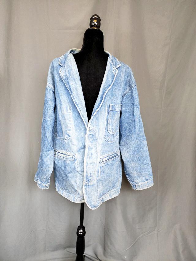 Vintage Men's Denim Blazer - Guess: Vintage Men's Denim Blazer by Georges Marciano for Guess?, 3 hidden buttons down the front. In good worn condition with some fading. Size Medium. We do our best to describe all items in detail and pro