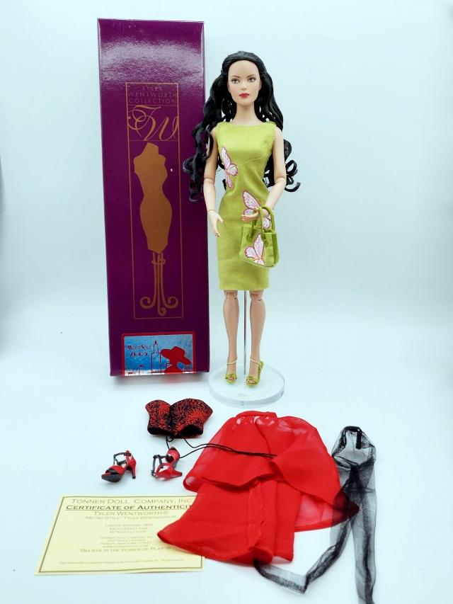 Tonner Tyler Wentworth Metro Style ReDressed: Tonner Tyler Wentworth Metro Style Doll Limited Edition 300 for MetroDolls 2006, T6-TWSD-30, Doll with articulated torso, bendable arms and bendable wrists. She is redressed in a green dress with matc