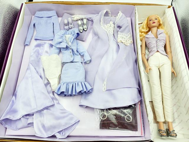 Tonner Tyler Wentworth Sweet Indulgences Gift Set: Tonner Tyler Wentworth Sweet Indulgences Gift Set TW6203 with doll with bendable arms. It appears to be complete, in fact it may have additional pieces. And the scarf and shoes may not be original, bu