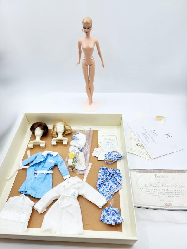 Barbie Silkstone Spa Getaway Gift Set (1 of 11)
