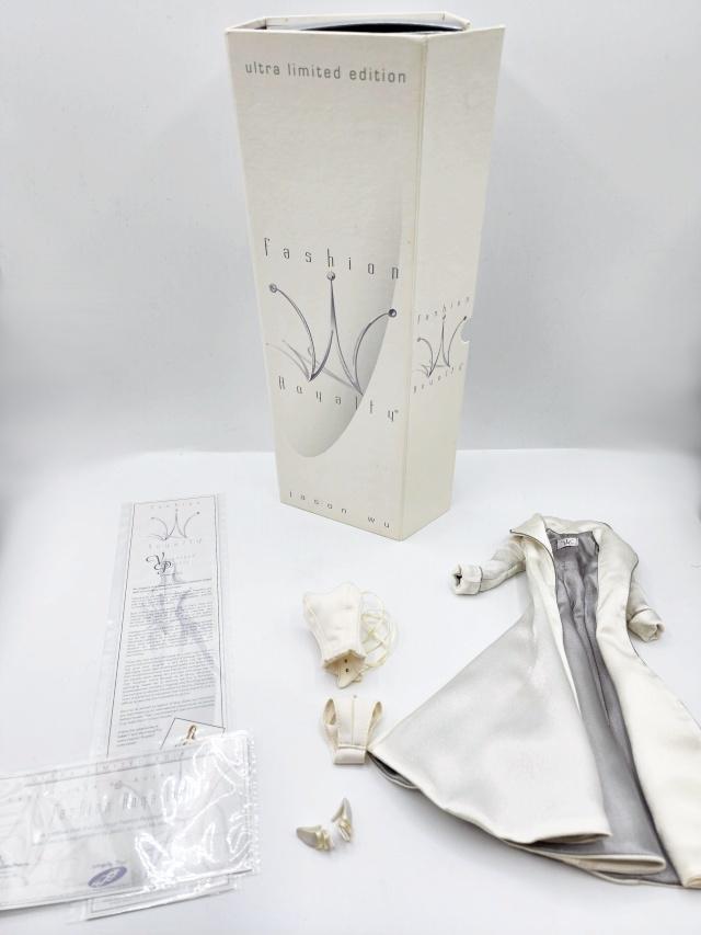 Jason Wu Close Up Wear Outfit Only in Box: Jason Wu Guaranteed Veronique Perrin Close Up outfit only. NO DOLL. Includes lace up bustier in white with panties, shoes and a silver robe. In original box with COA and Story Card. These doll items h