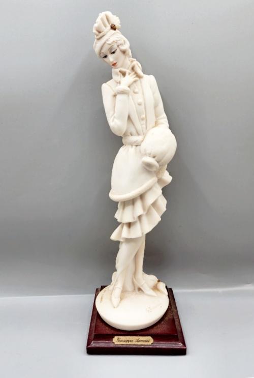 Armani Figurine Lady with Muff - Italy: Giuseppe Armani Figurine on wood base, 11 inches tall, Damina con Manicotto, Lady with Muff, Made in Italy. Signed and dated 1987. In very good condition, If you have any doubt, please ask questions! 