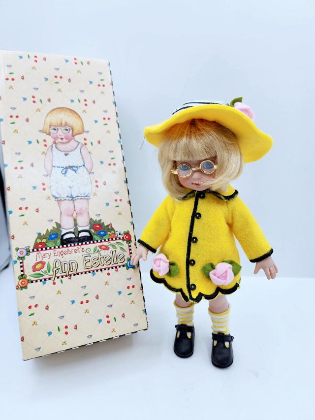 Mary Engelbreit Happy Mother's Day Doll: Robert Tonner Mary Engelbreit Mary Engelbreit Happy Mother's Day Doll ME0108. Comes in her original box. Appears to be complete. These dolls and items have been gently played with, redressed, and disp