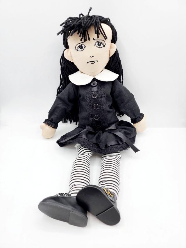 Raggedy Agnes Dreary Signed Robert Tonner Plush: Robert Tonner Raggedy Agnes Dreary SIGNED Effanbee Doll Plush from the 2008 Halloween Convention. She is clean with no condition issues. Agnes was a table favor at the 2008 Tonner Halloween Convention