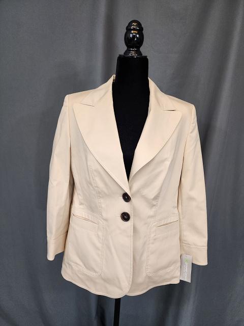 Ladies Escada Spring Jacket - 40: Ladies Beige Escada Spring like Jacket - Size 40. 100% cotton. 2 button closure and 2 front pockets. In very good condition. If you have any doubt, please ask questions! We will provide extra pictures