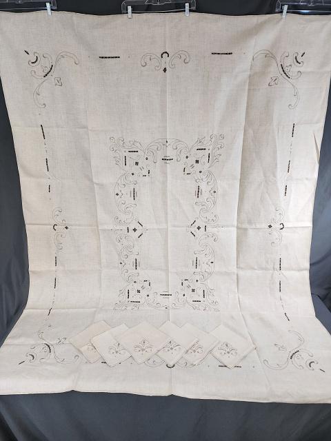 Vintage Linen Cutwork Embroidered Tablecloth & Napkins (1 of 11)