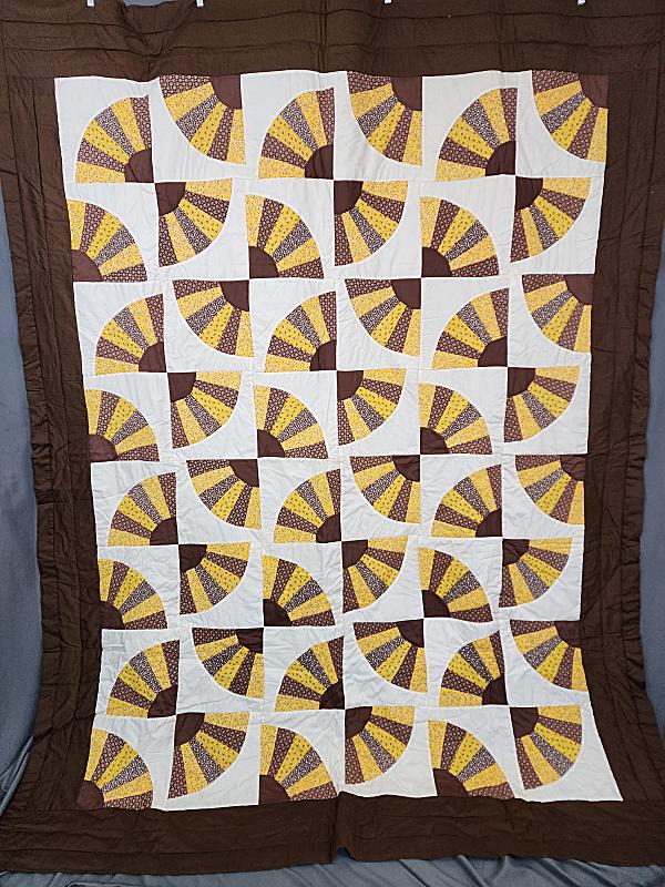 Vintage 1970 Grandmothers Fan Quilt (1 of 7)