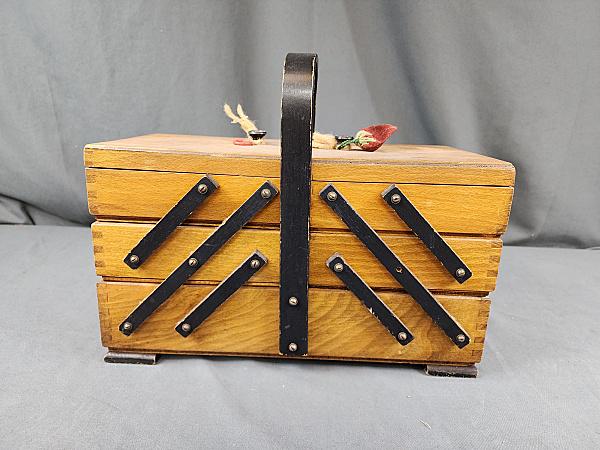 Vintage Accordion Style Sewing Box & Contents (1 of 9)