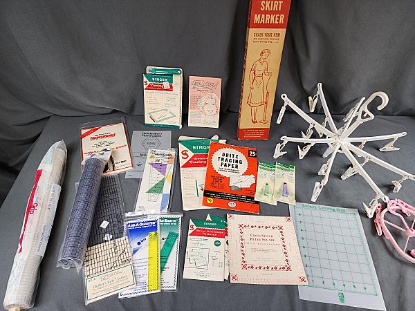 Group of Vintage Sewing Notions (1 of 12)
