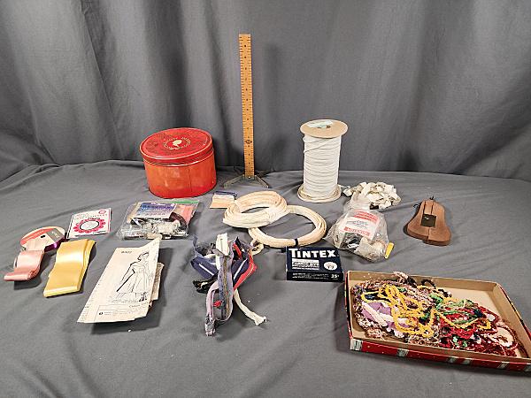 Group of Vintage Sewing Notions (1 of 19)