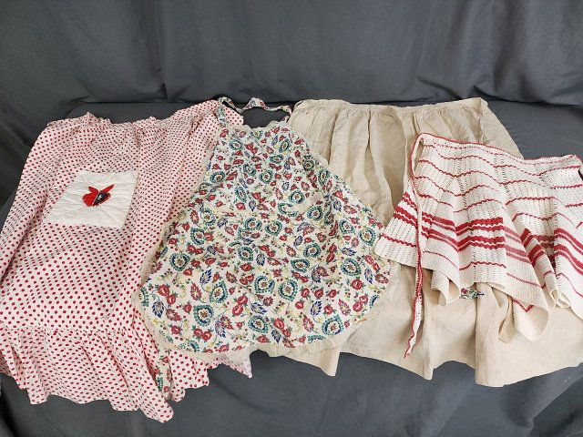 4 Vintage Aprons (1 of 9)