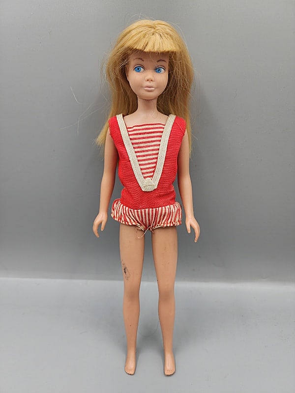 Vintage Skipper - Blonde: Vintage Blonde Skipper, S/L, n original outfit, but no shoes. In fair condition with discolorations to legs. No box, no paperwork. We do our best to describe all items in detail and provide pictures.