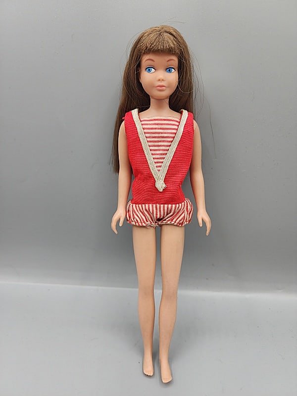 Vintage Skipper - Brunette: Vintage Brunette Skipper, S/L, in original outfit but no headband, no box, no shoes. In good condition with minor marks on arms and legs. We do our best to describe all items in detail and provide pic