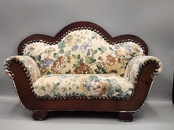 18" Doll Couch - Collectors Lane: Doll couch believed to be by Collectors Lane for 18" dolls. Measures 17x10.5x6". In good condition with minor scratches. We do our best to describe all items in detail and provide pictures. If you hav