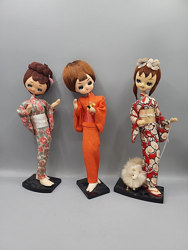 3 Bradley Big Eye Poseable Dolls in Kimonos, Dog (1 of 13)
