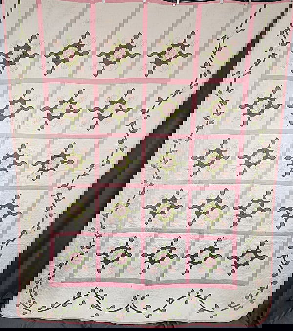 Vintage c1970 Quilt with Dimensional Flowers (1 of 13)