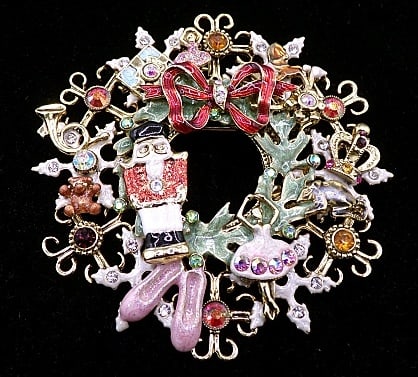 Large Kirks Folly Nutcracker Christmas Wreath Brooch/Pendant (1 of 8)