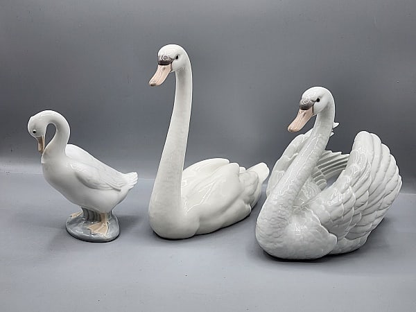 2 Lladro Swans and Nao Duck (1 of 16)