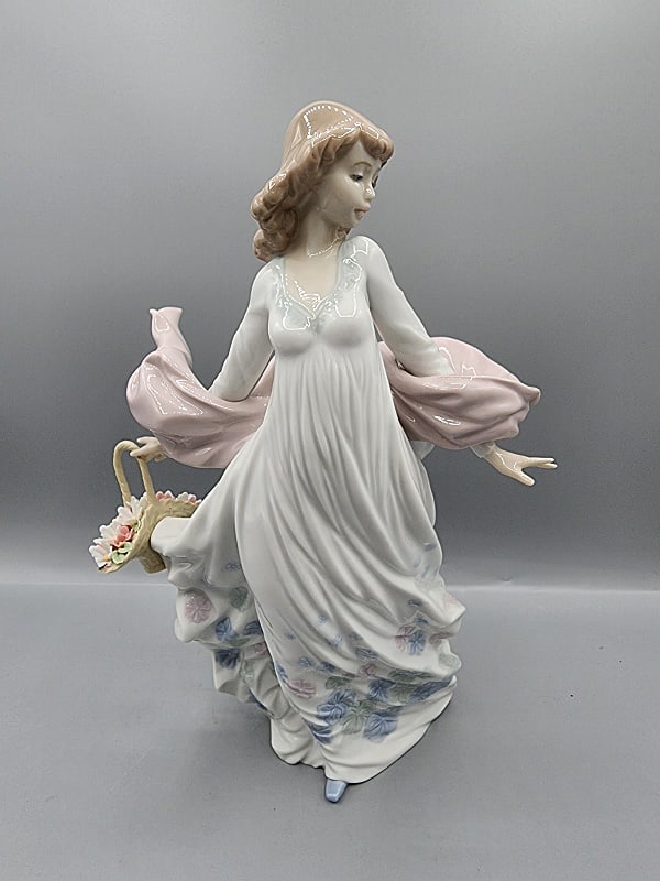 Lladro Spring Splendor Figurine (1 of 9)