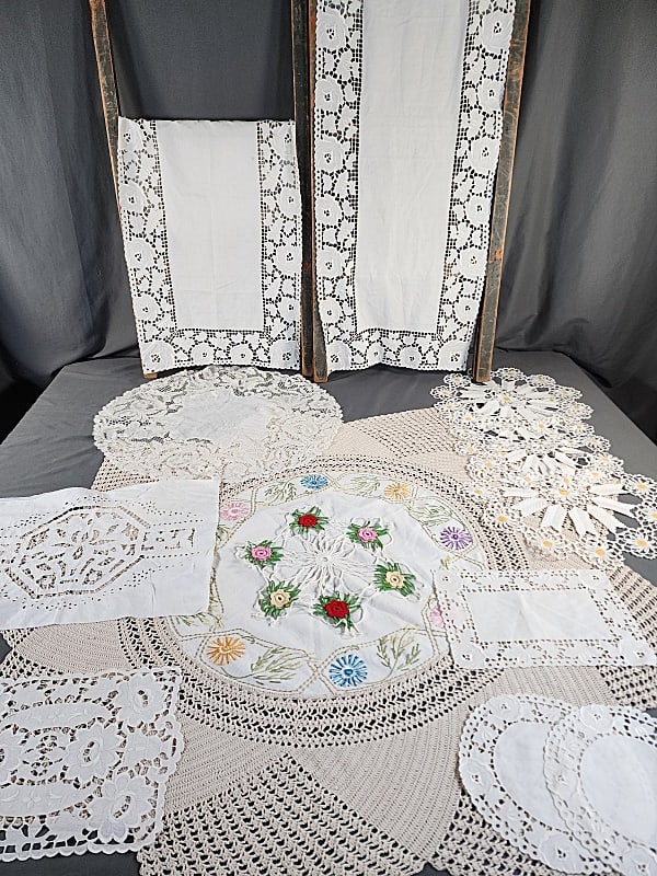 Group of Vintage Linens - Doilies, Runners (1 of 18)