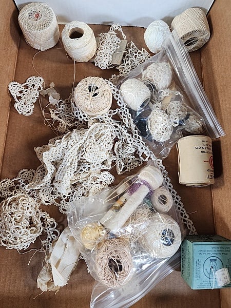 Vintage Tatting Group - Lace, Thread, Shuttles (1 of 8)