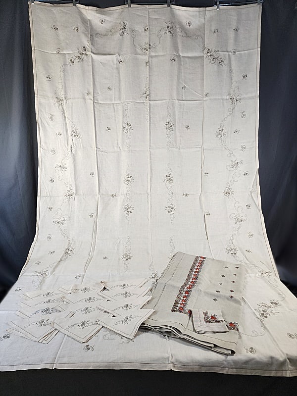 2 Vintage Linen Tablecloths, Napkins - Embroidered (1 of 18)