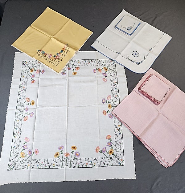 4 Small Vintage Embroidered Tablecloths, Napkins (1 of 14)