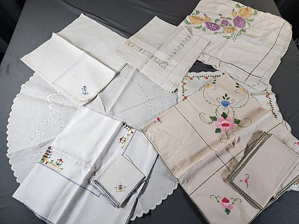 5 Vintage Tablecloths and Napkins (1 of 20)