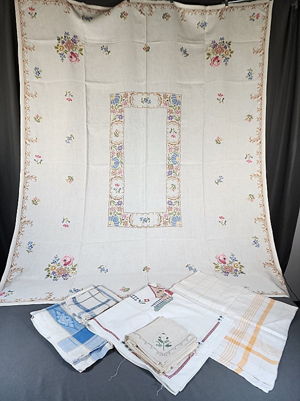 4 Vintage Tablecloths and Napkins (1 of 20)