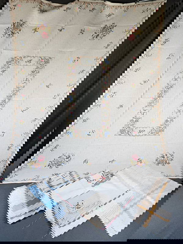 4 Vintage Tablecloths And Napkins Auction